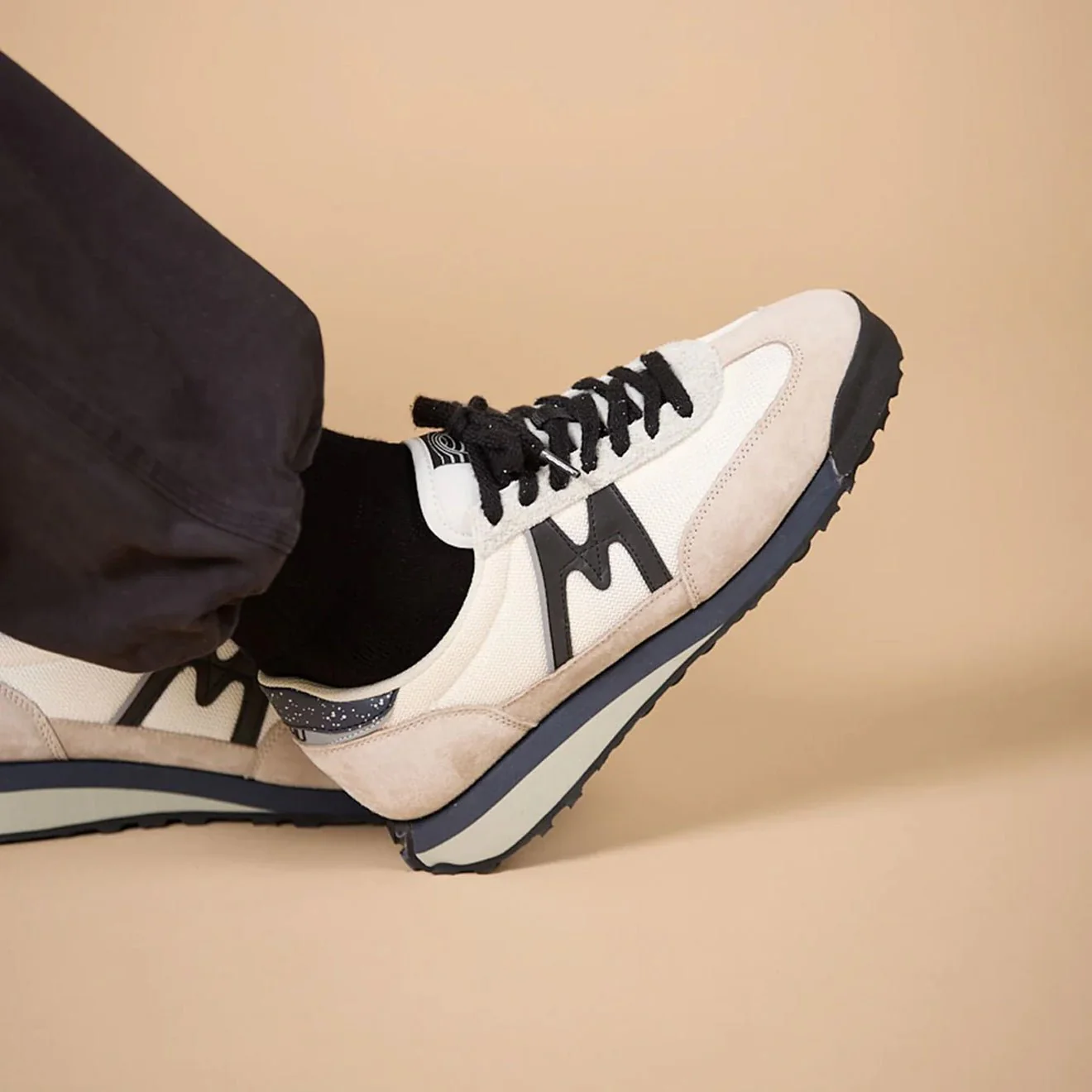 Karhu Mestari Control Trainer Silver Lining / Jet Black - Image 7