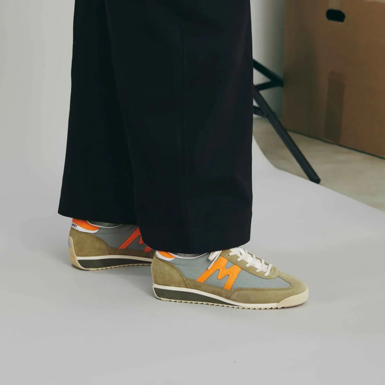 Karhu Mestari Trainer Cedar / Bright Marigold - Image 5